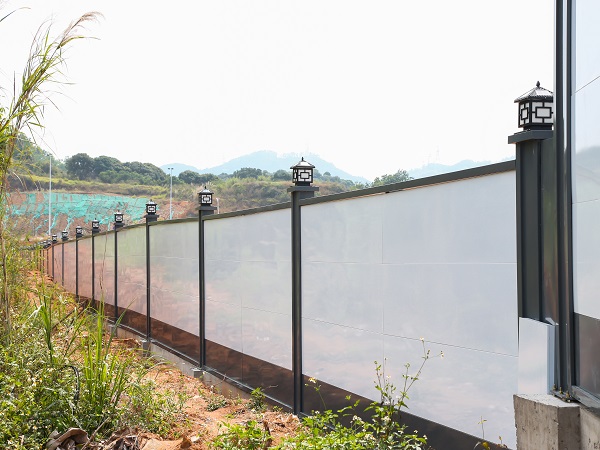 什么是鋼結(jié)構(gòu)圍擋？直接廠家批發(fā)有哪些優(yōu)勢？